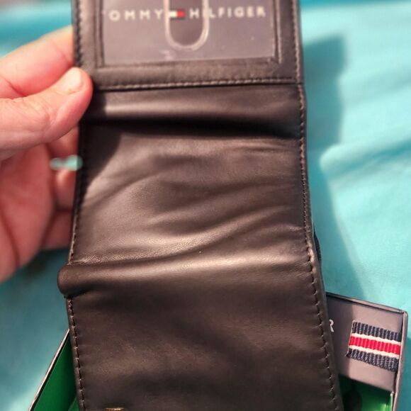 Tommy Hilfiger Men's Black Wallet - Picture 4 of 5